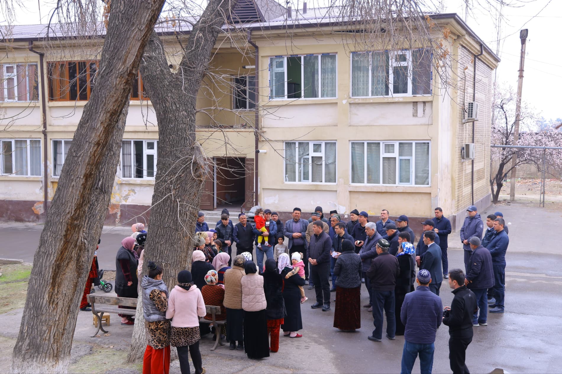 Namangan viloyati hokimi Shavkatjon Abdurazzoqov "Ko‘zi ojizlar" jamiyatiga qarashli ko‘p qavatli turar joylarda yashovchi aholi holidan xabar oldi.