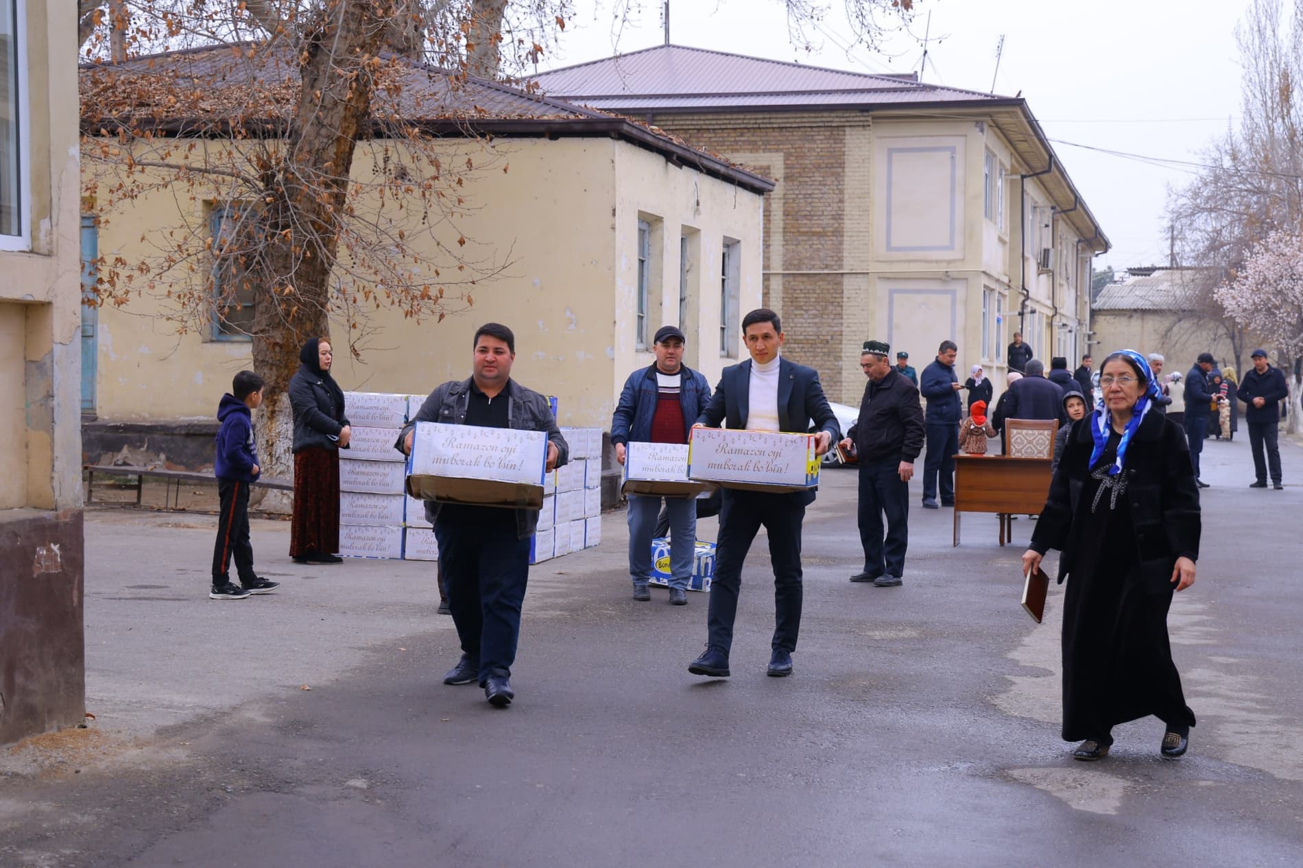 Namangan viloyati hokimi Shavkatjon Abdurazzoqov "Ko‘zi ojizlar" jamiyatiga qarashli ko‘p qavatli turar joylarda yashovchi aholi holidan xabar oldi.