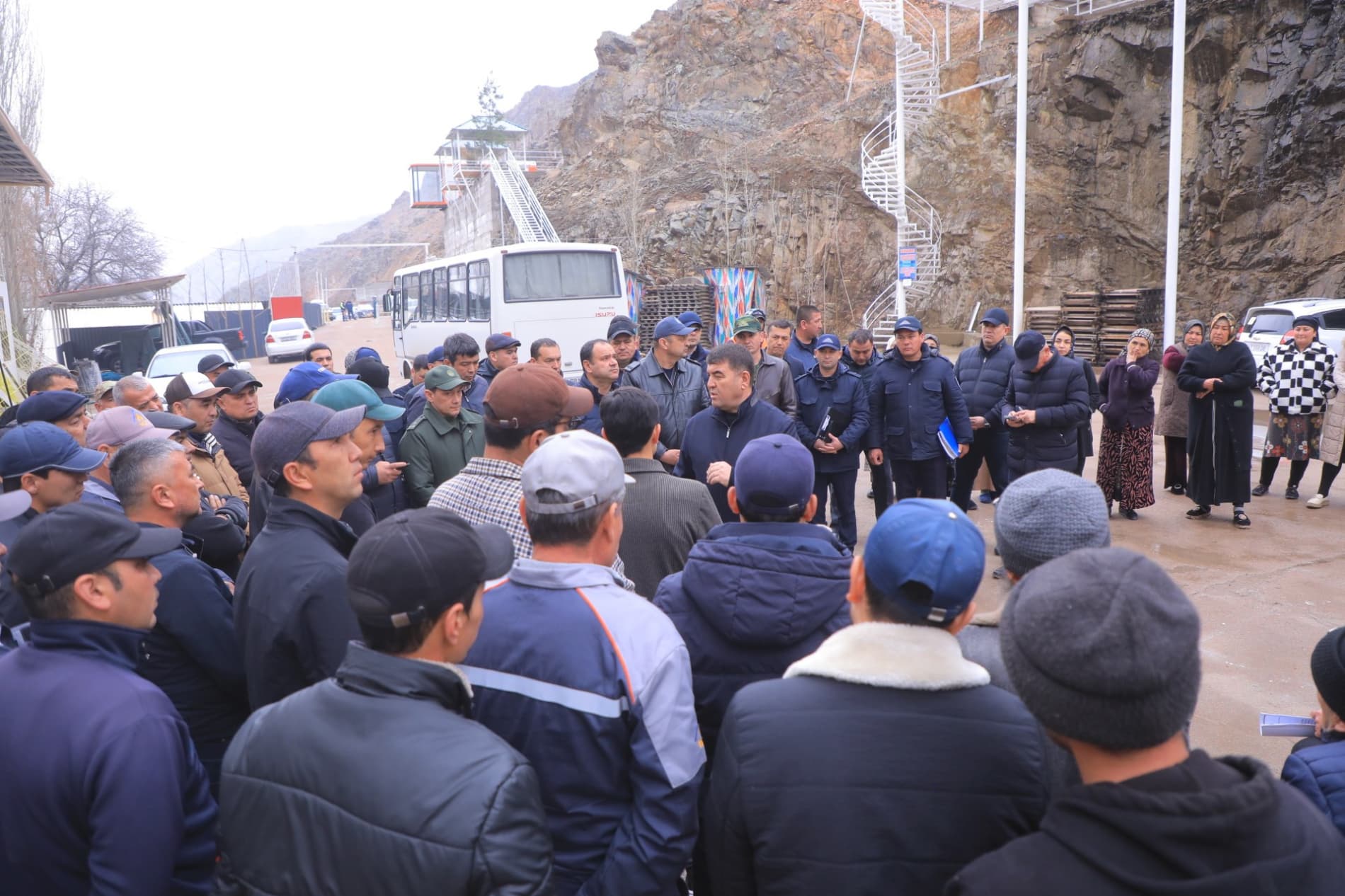Pop tumanining "Chodak" qishlog‘i hududida inson hayoti va sog‘lig‘i uchun xavf tug‘dirishi mumkin bo‘lgan noqonuniy qurilmalar yuzasidan o‘rganish ishlari olib borildi.