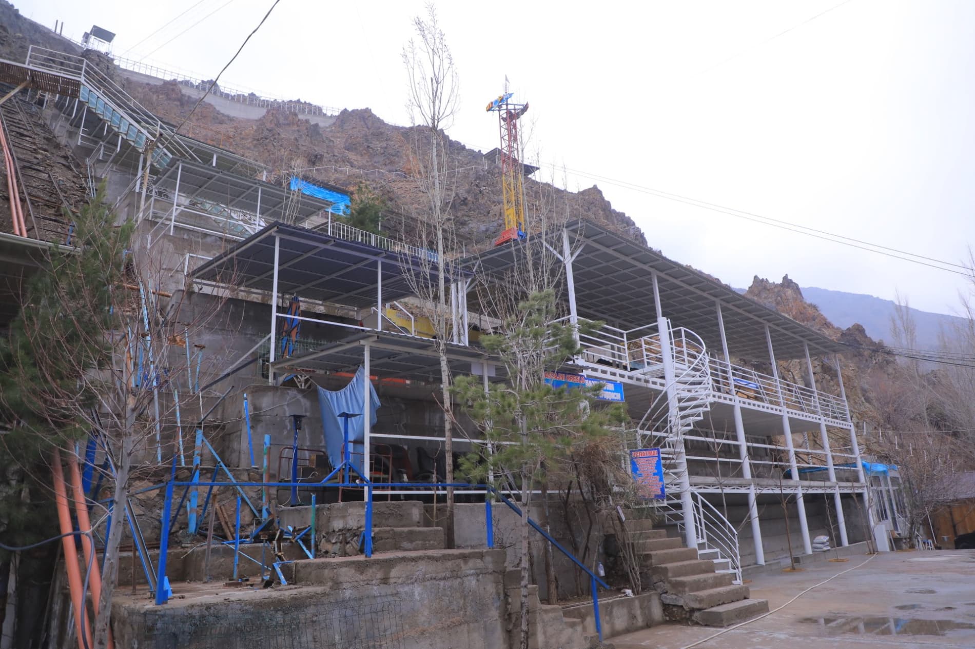 Pop tumanining "Chodak" qishlog‘i hududida inson hayoti va sog‘lig‘i uchun xavf tug‘dirishi mumkin bo‘lgan noqonuniy qurilmalar yuzasidan o‘rganish ishlari olib borildi.