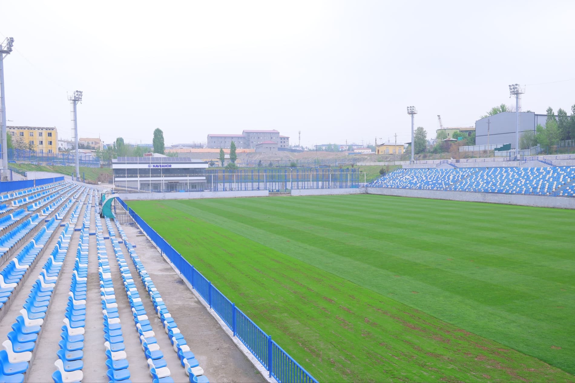 "Навбаҳор" стадионида олиб борилаётган таъмирлаш ишлари ўрганилди.