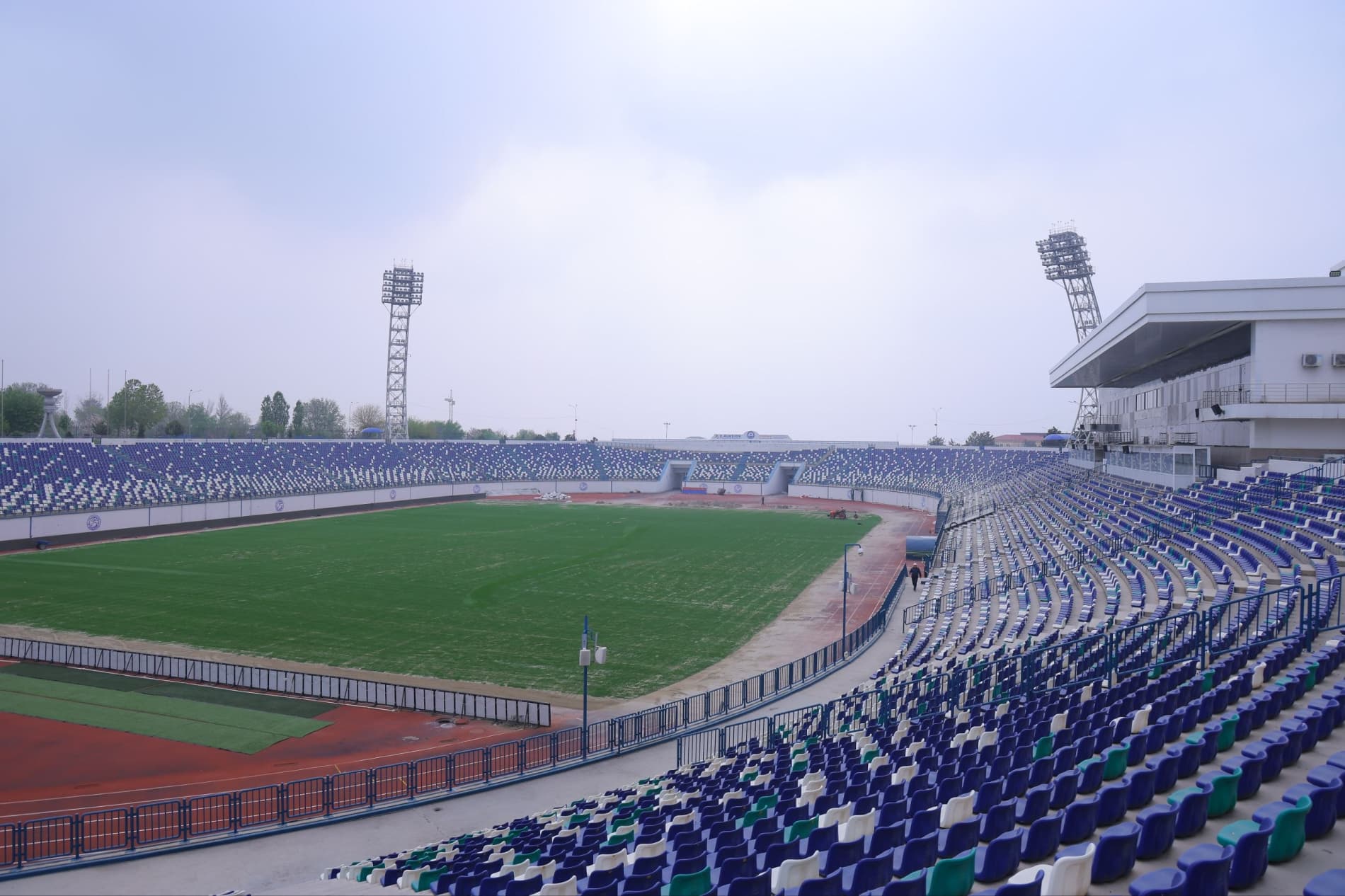 "Навбаҳор" стадионида олиб борилаётган таъмирлаш ишлари ўрганилди.