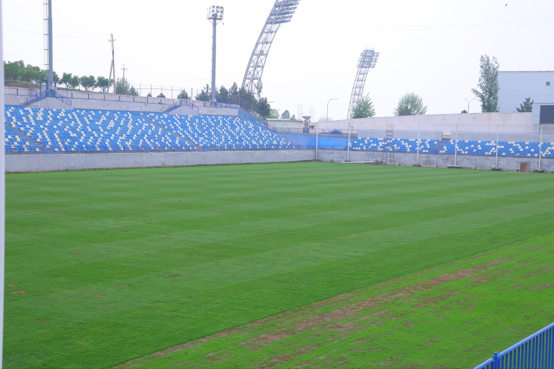 "Навбаҳор" стадионида олиб борилаётган таъмирлаш ишлари ўрганилди.