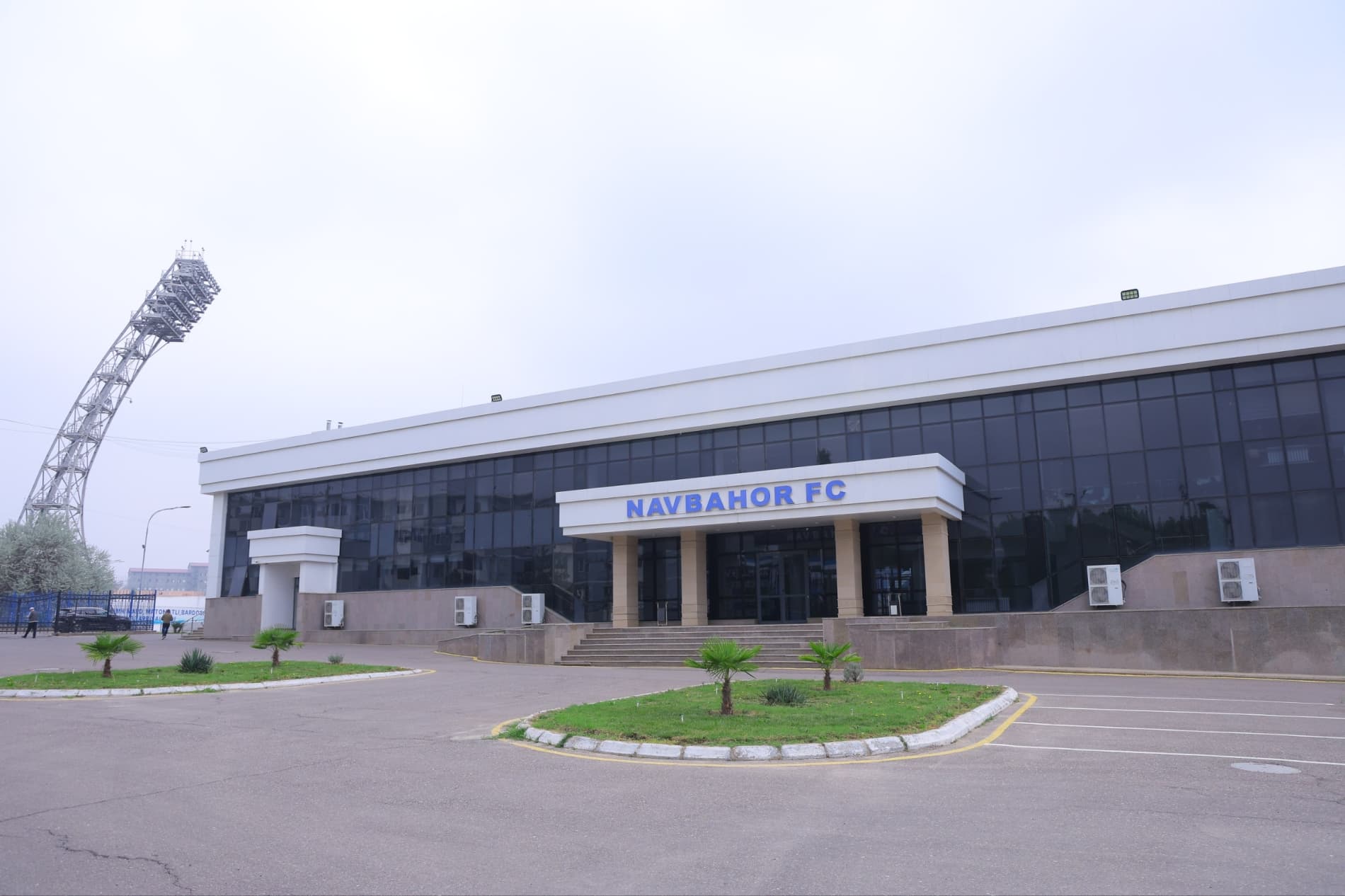 "Навбаҳор" стадионида олиб борилаётган таъмирлаш ишлари ўрганилди.