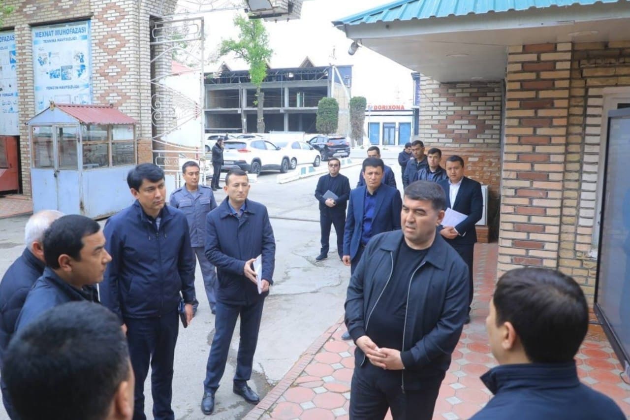Namangan viloyati hokimi Shavkatjon Abdurazzoqov boshchiligidagi ishchi guruh Uchqo‘rg‘on tumanida joylashgan, ayni paytda faoliyati to‘xtab qolgan “Uchqo‘rg‘on yog‘” aksiyadorlik jamiyati muammolarini o‘rgandi.