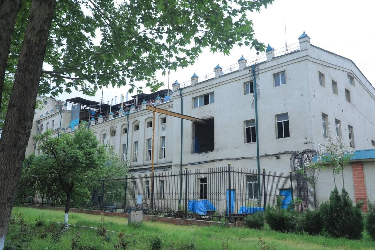 Namangan viloyati hokimi Shavkatjon Abdurazzoqov boshchiligidagi ishchi guruh Uchqo‘rg‘on tumanida joylashgan, ayni paytda faoliyati to‘xtab qolgan “Uchqo‘rg‘on yog‘” aksiyadorlik jamiyati muammolarini o‘rgandi.