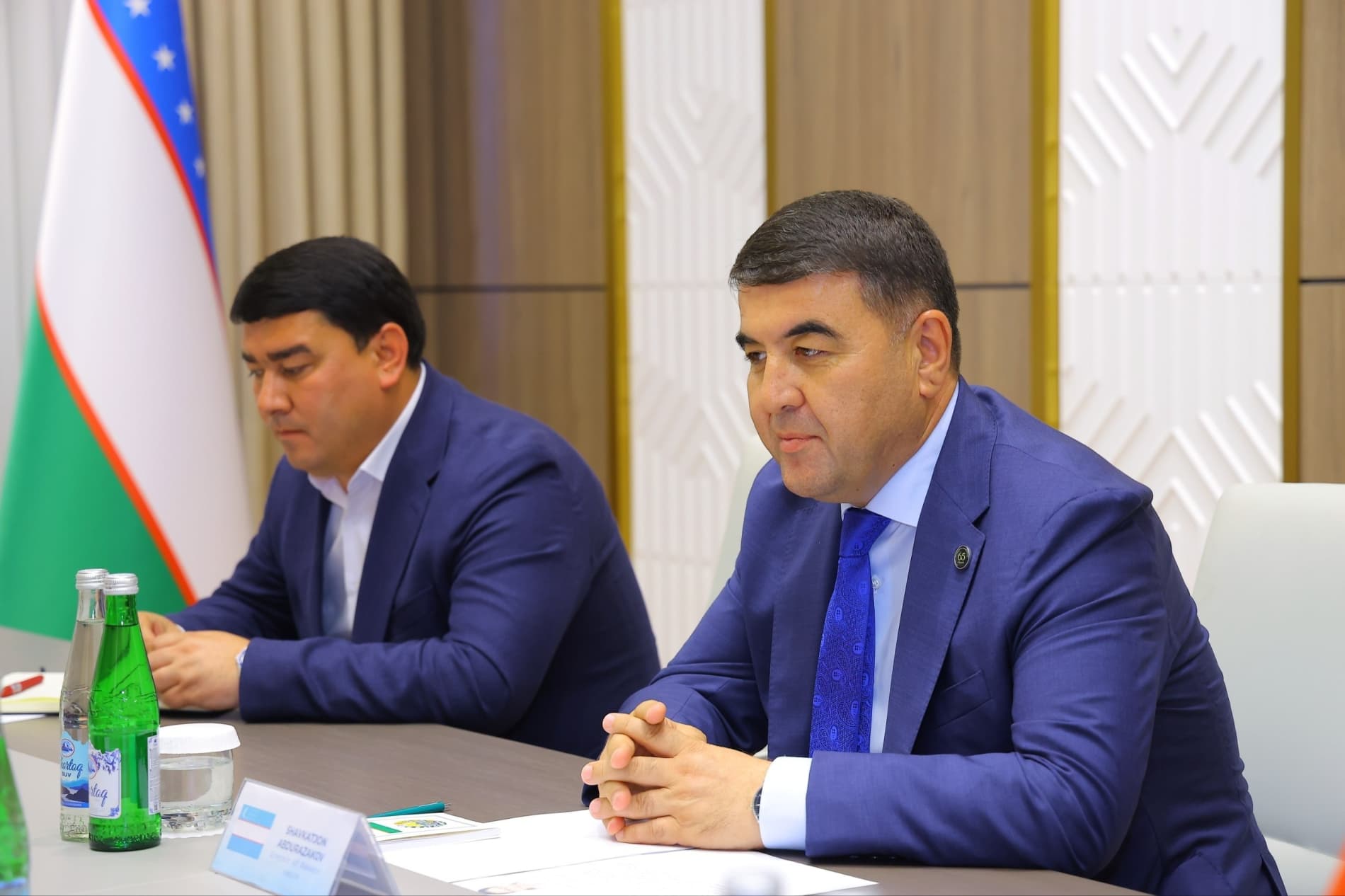 65-xalqaro "Gullar festivali" doirasida Namangan viloyati hokimi Shavkatjon Abdurazzoqov xorijiy mehmonlarni qabul qilmoqda.