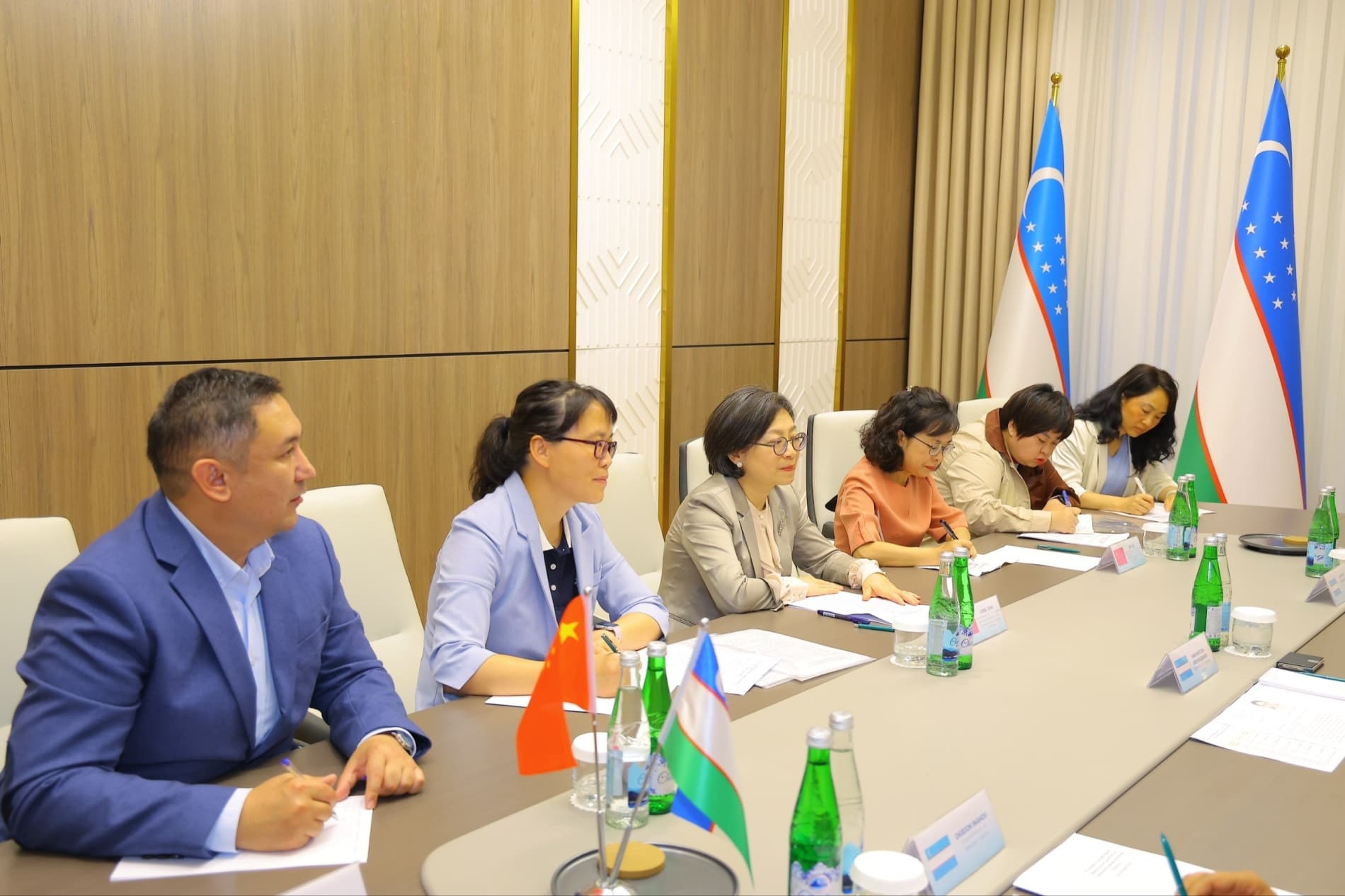 65-xalqaro "Gullar festivali" doirasida Namangan viloyati hokimi Shavkatjon Abdurazzoqov xorijiy mehmonlarni qabul qilmoqda.