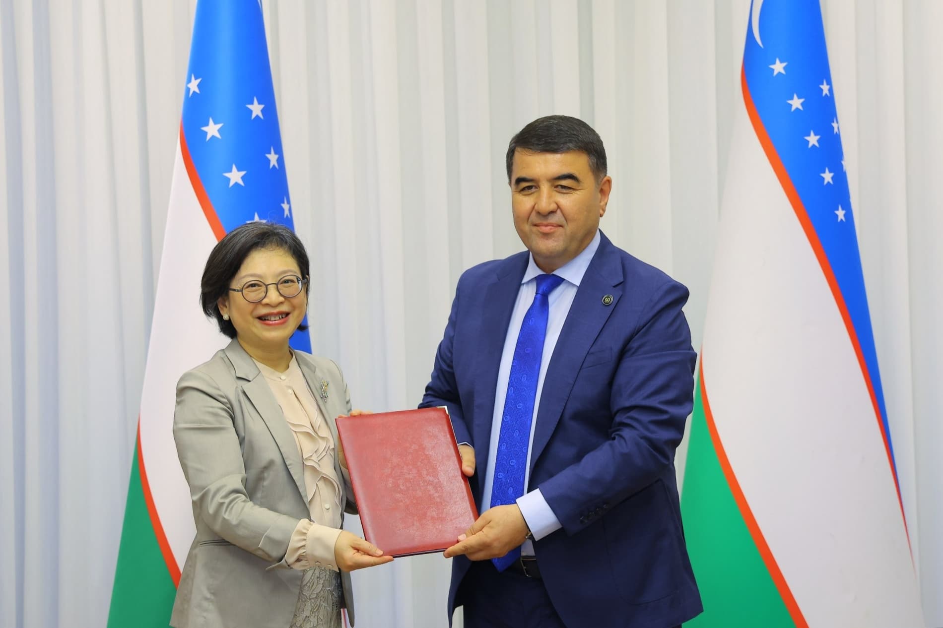 65-xalqaro "Gullar festivali" doirasida Namangan viloyati hokimi Shavkatjon Abdurazzoqov xorijiy mehmonlarni qabul qilmoqda.