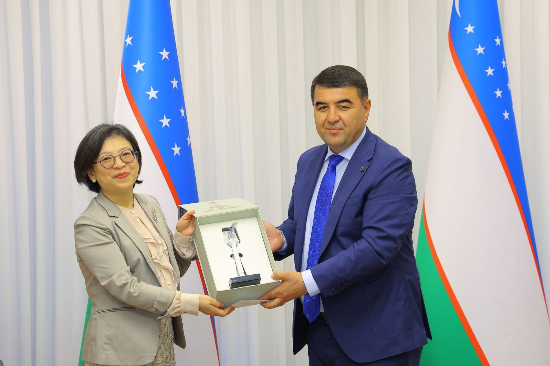 65-xalqaro "Gullar festivali" doirasida Namangan viloyati hokimi Shavkatjon Abdurazzoqov xorijiy mehmonlarni qabul qilmoqda.