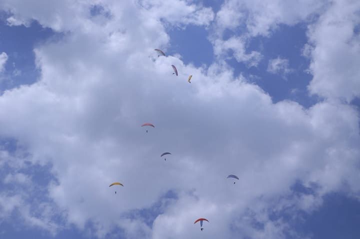 В Самарканде впервые проводится Международный фестиваль парапланеризма