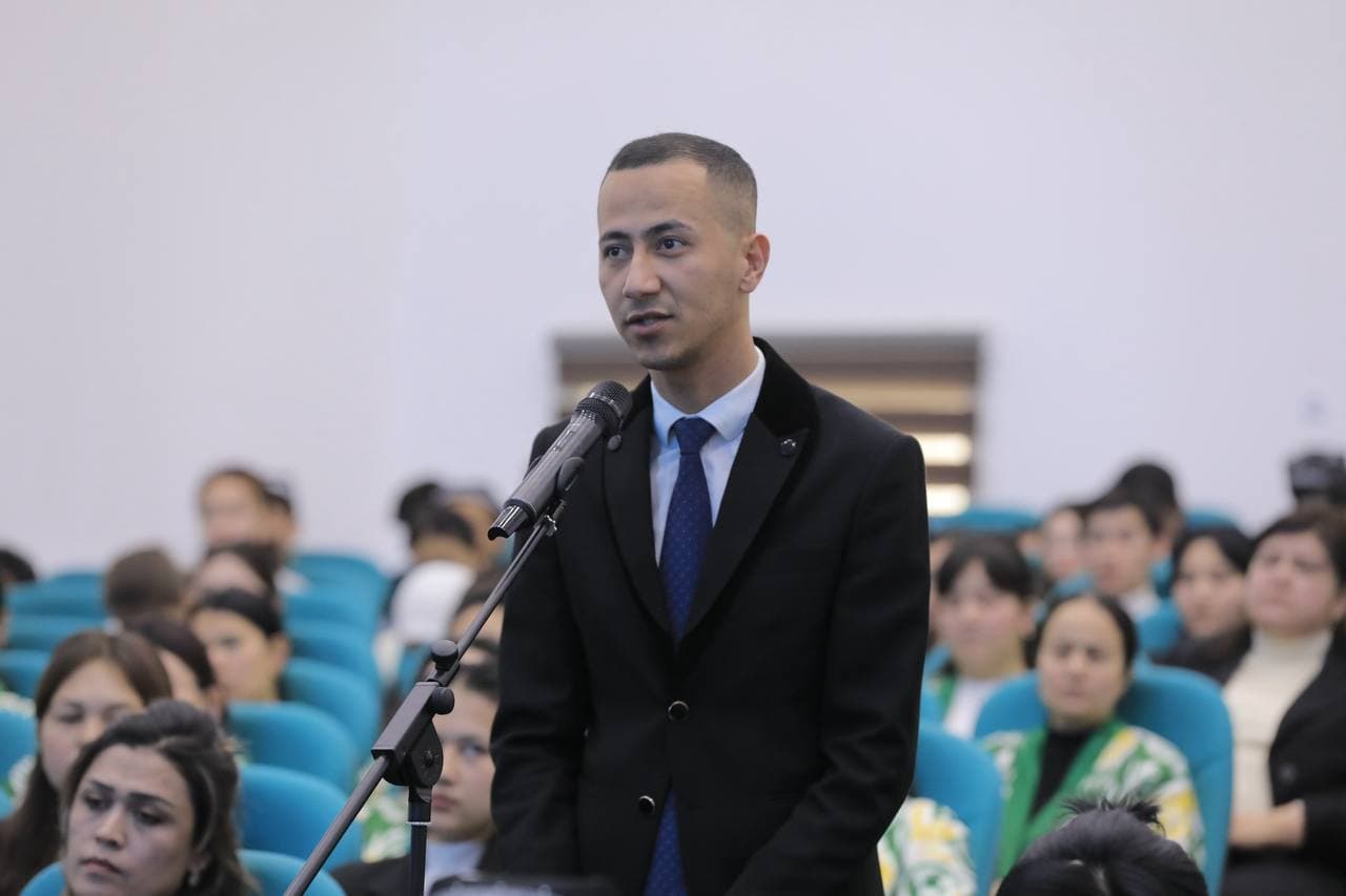 A meeting is being held with the young in the city of Kattakurgan