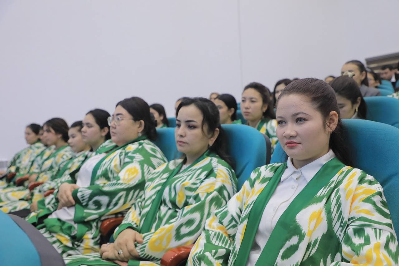 A meeting is being held with the young in the city of Kattakurgan