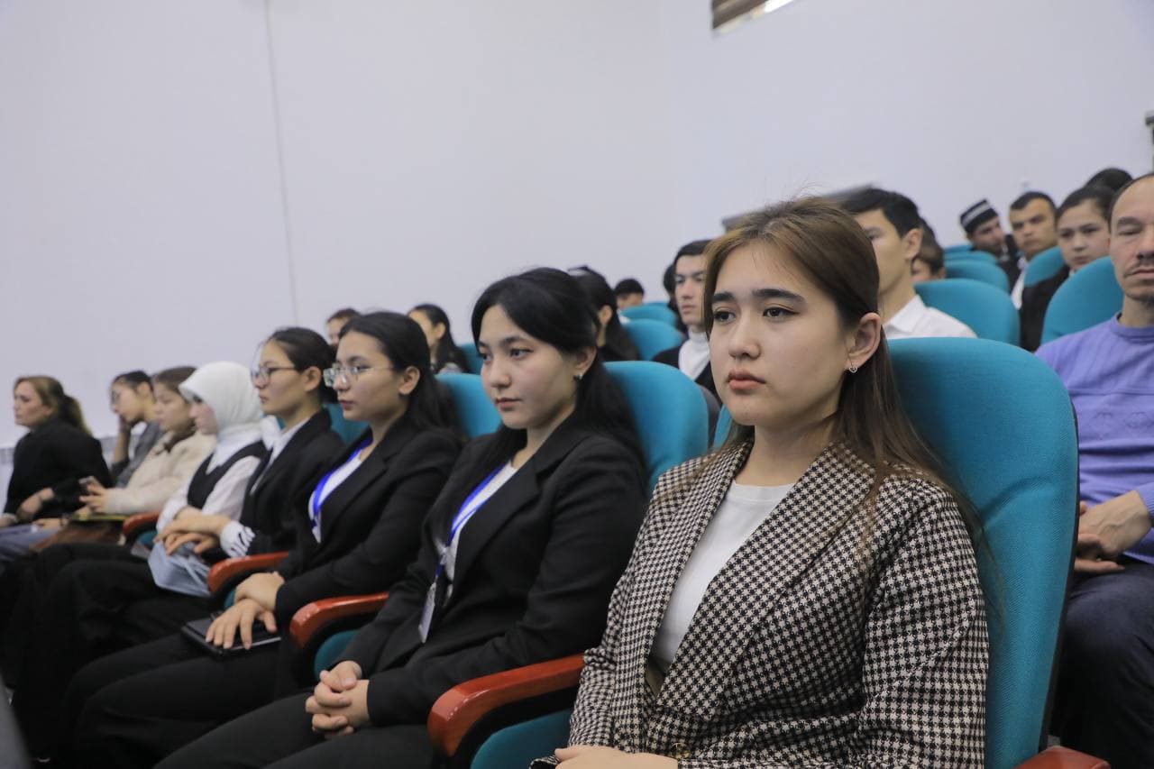 A meeting is being held with the young in the city of Kattakurgan