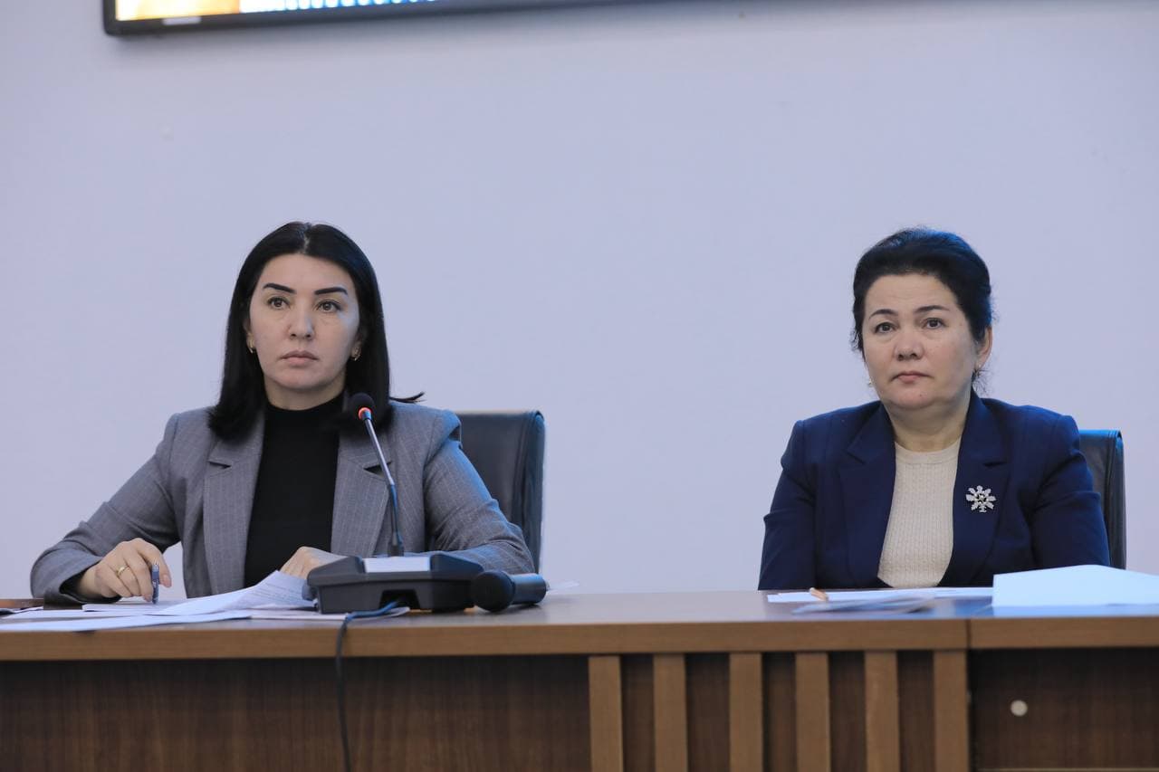 A meeting is being held with the young in the city of Kattakurgan