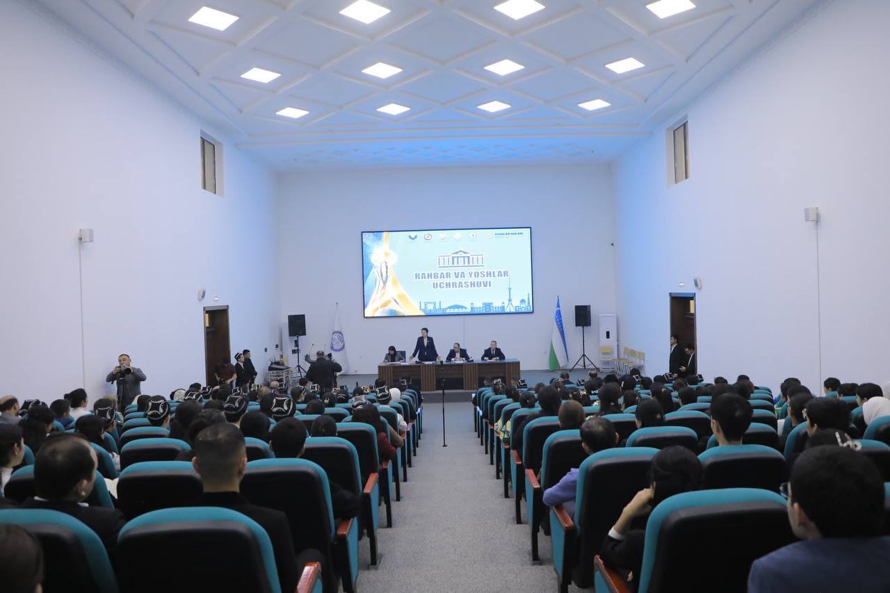 A meeting is being held with the young in the city of Kattakurgan