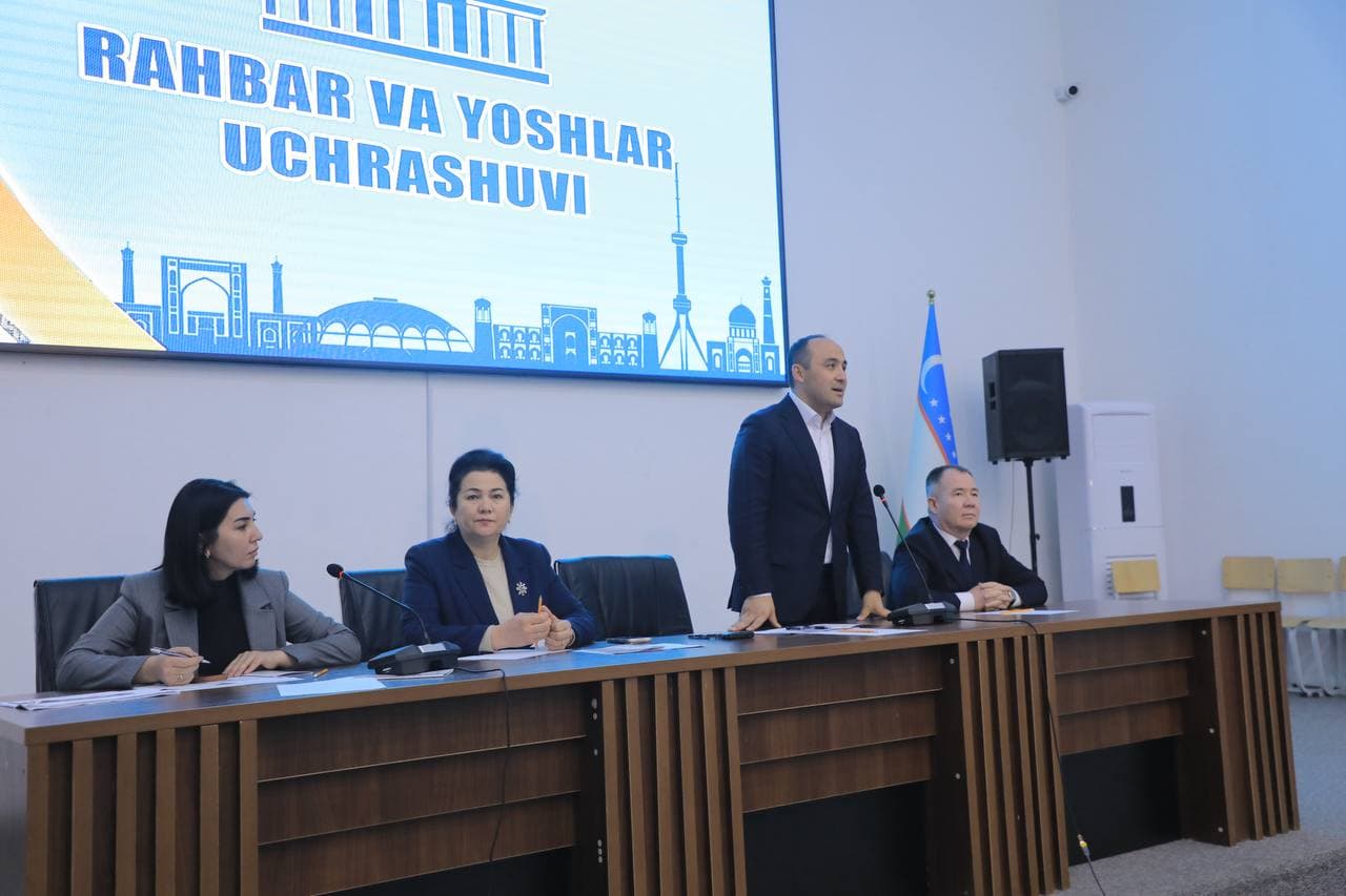 A meeting is being held with the young in the city of Kattakurgan