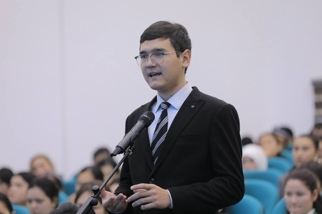 A meeting is being held with the young in the city of Kattakurgan