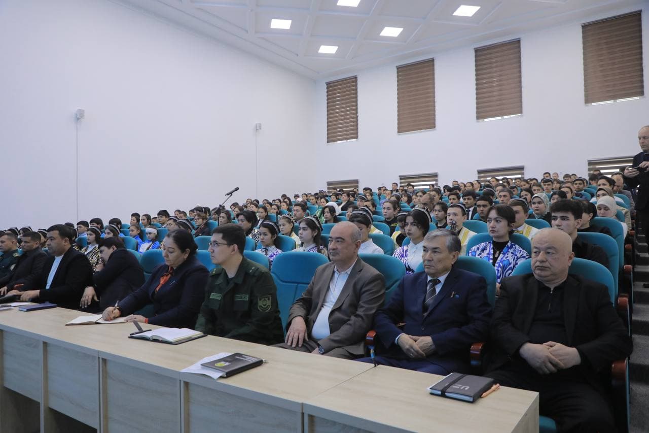 A meeting is being held with the young in the city of Kattakurgan