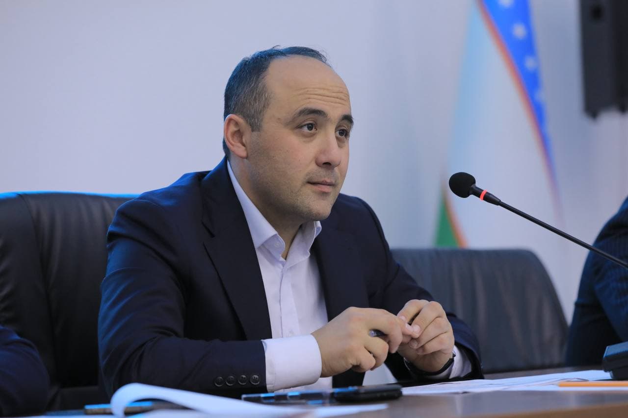 A meeting is being held with the young in the city of Kattakurgan