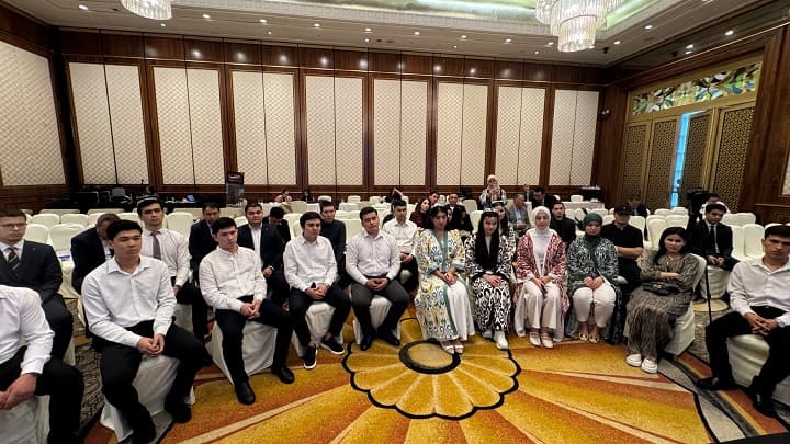 Встреча главы региона с молодёжью в Индонезии