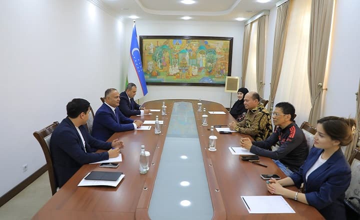 Viloyat hokimi Adiz Boboyev Indoneziya delegatsiyasi vakillari bilan uchrashdi