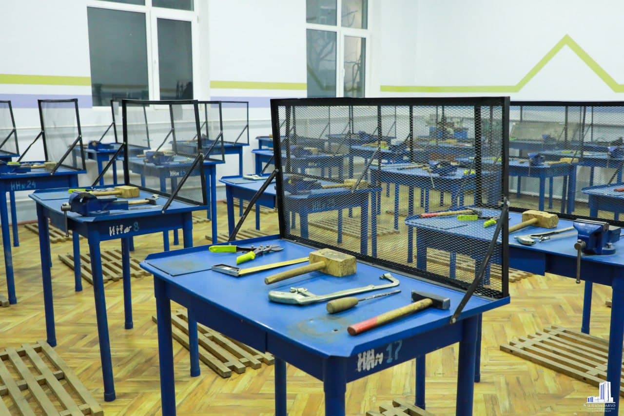 Сурхондарё вилояти ҳокими Улуғбек Қосимов Узун туманига ташрифини давом эттириб, 2-сонли политехникум фаолияти билан танишди.