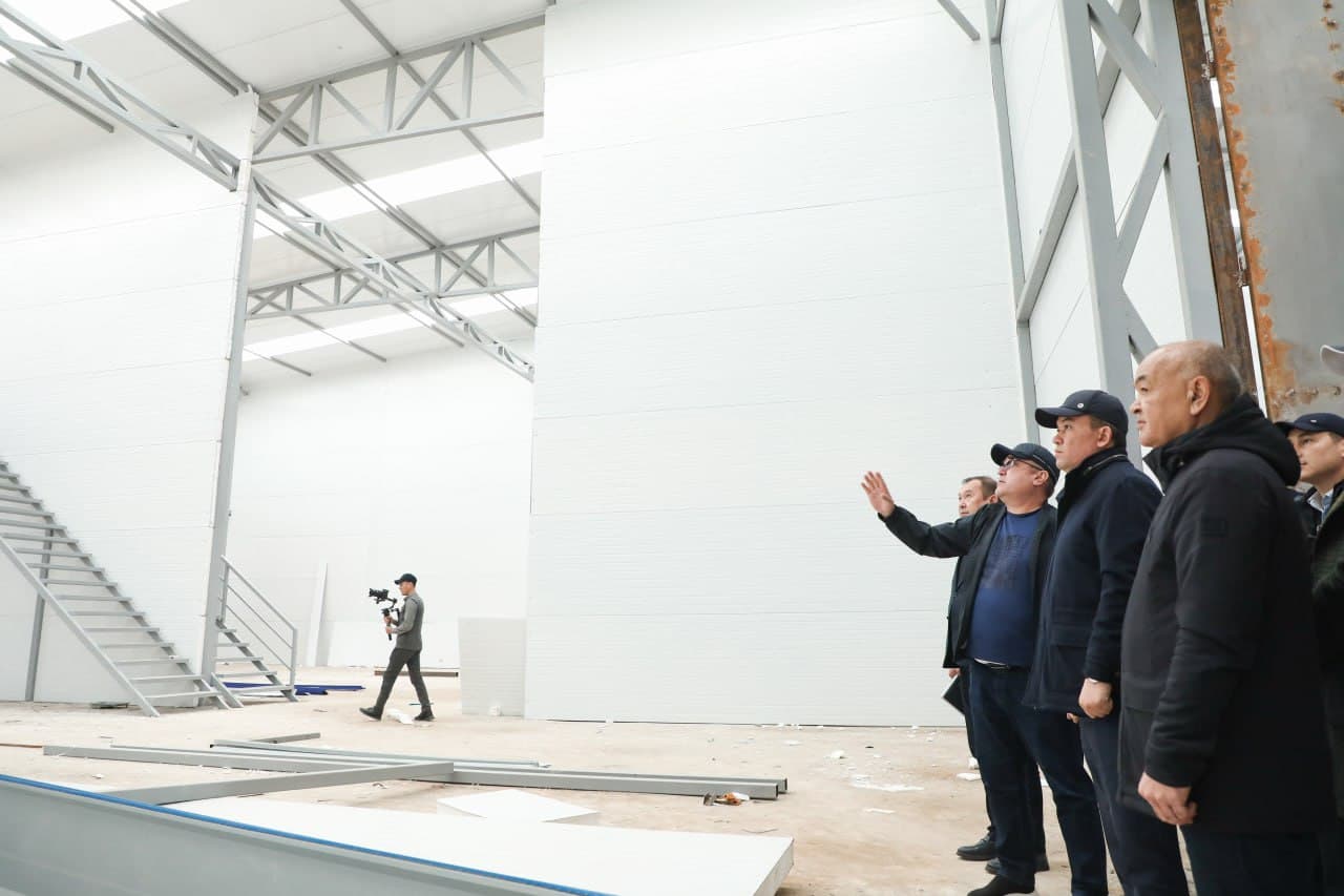 Термиз туманидаги "Техно Парк" ва ёшлар саноат зонасида амалга оширилаётган лойиҳалар ижроси ўрганилди