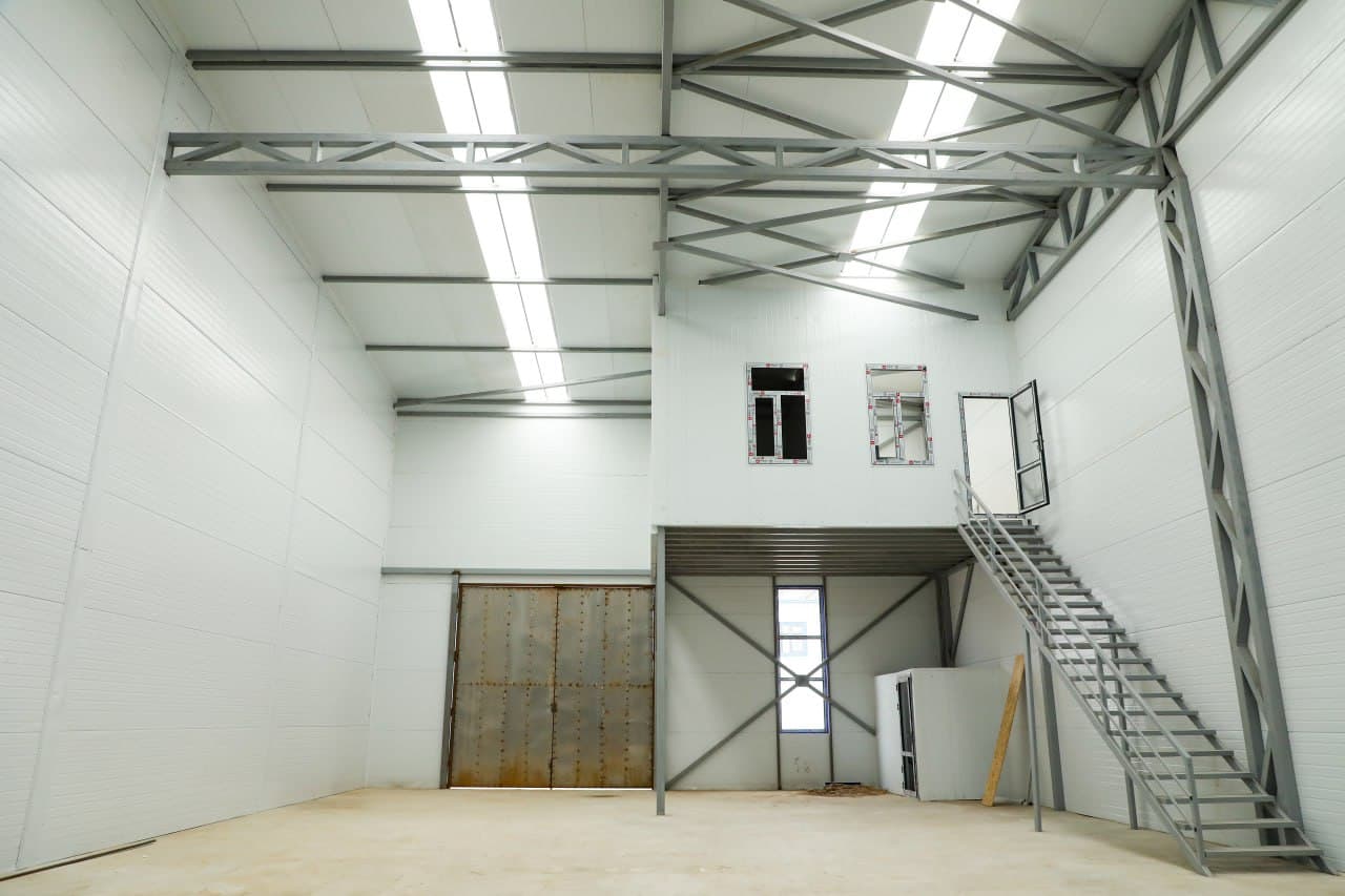 Термиз туманидаги "Техно Парк" ва ёшлар саноат зонасида амалга оширилаётган лойиҳалар ижроси ўрганилди