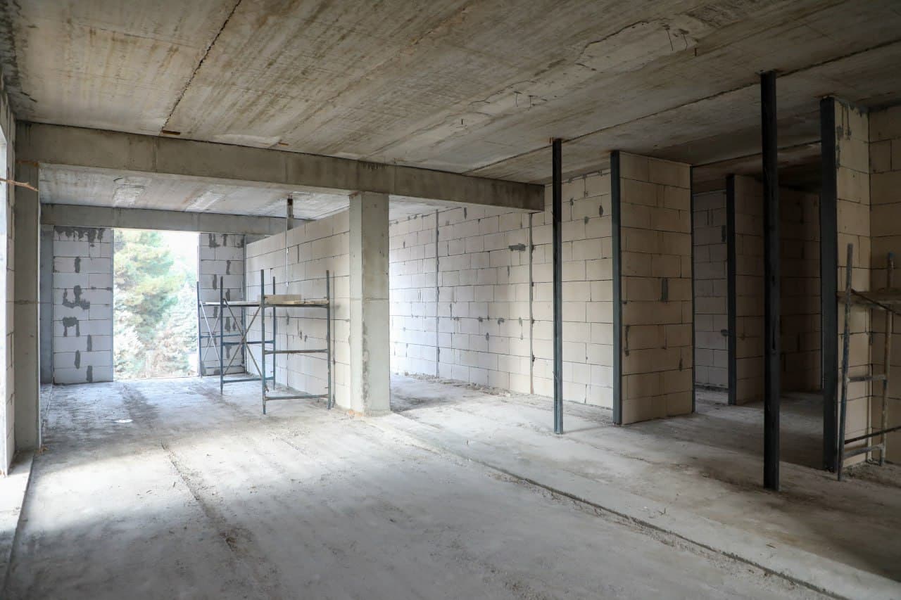 Qurilish sohasidagi loyihalar ijrosi o‘rganildi