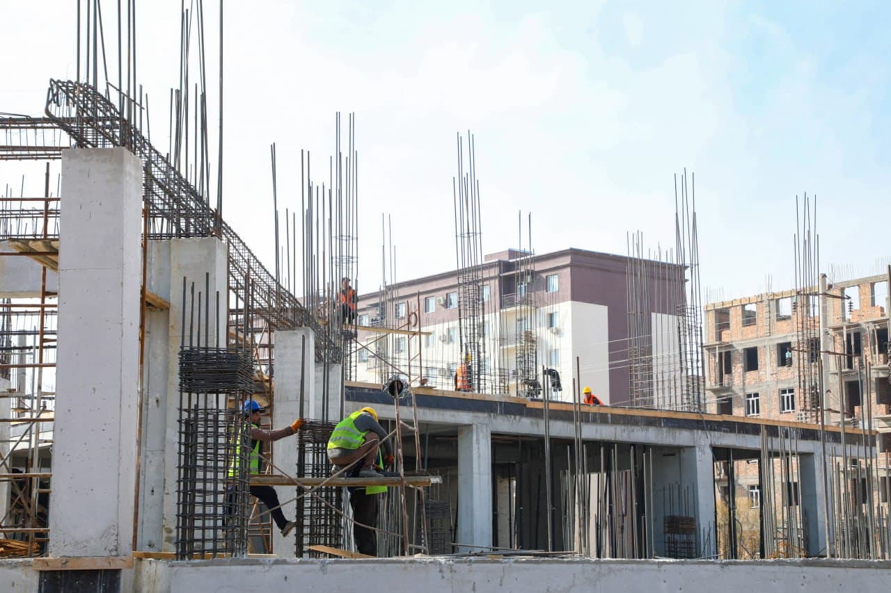 Qurilish sohasidagi loyihalar ijrosi o‘rganildi