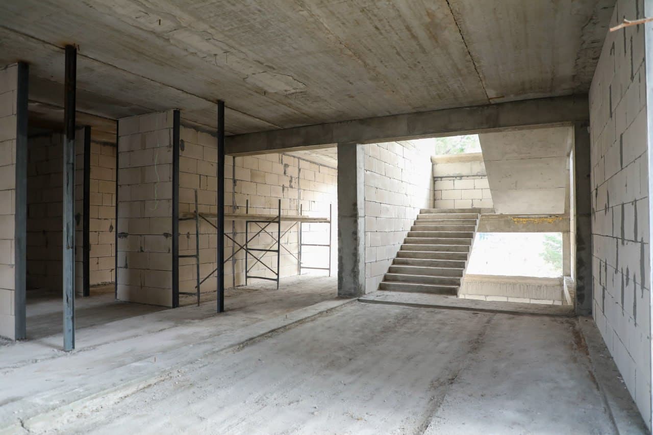 Qurilish sohasidagi loyihalar ijrosi o‘rganildi