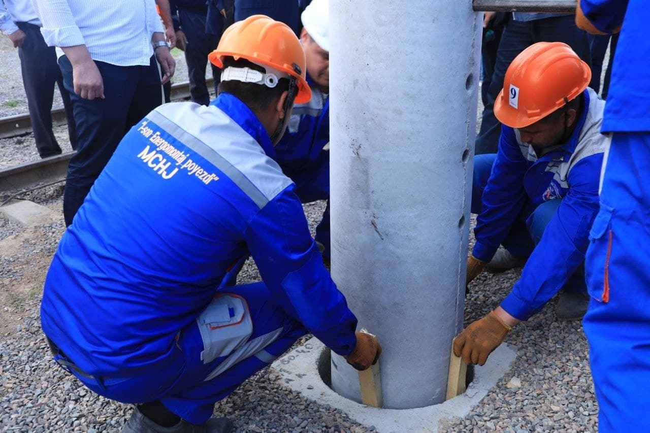 Президент топшириғи ижроси: “Қумқўрғон – Қудуқли” темир йўл участкасини электрлаштириш ишлари бошланди