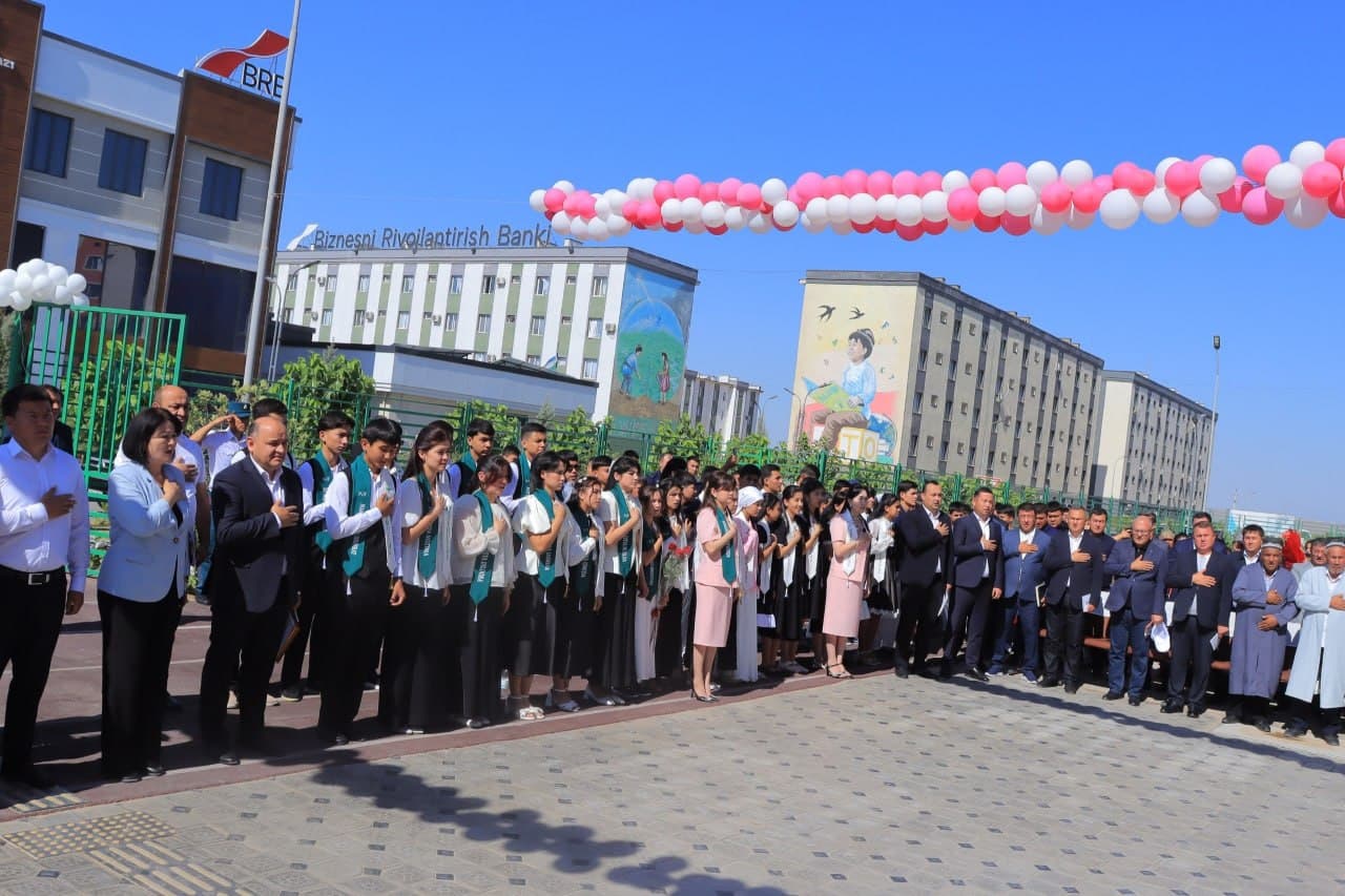 Mamlakatimizning barcha hududlari singari Surxondaryo viloyatidagi mingdan ortiq ta’lim muassasasida ham “Yuksak ma’rifatli avlod – Uchinchi Renessans poydevori!” shiori ostida “So‘nggi qo‘ng‘iroq” tadbirlari bo‘lib o‘tdi.
