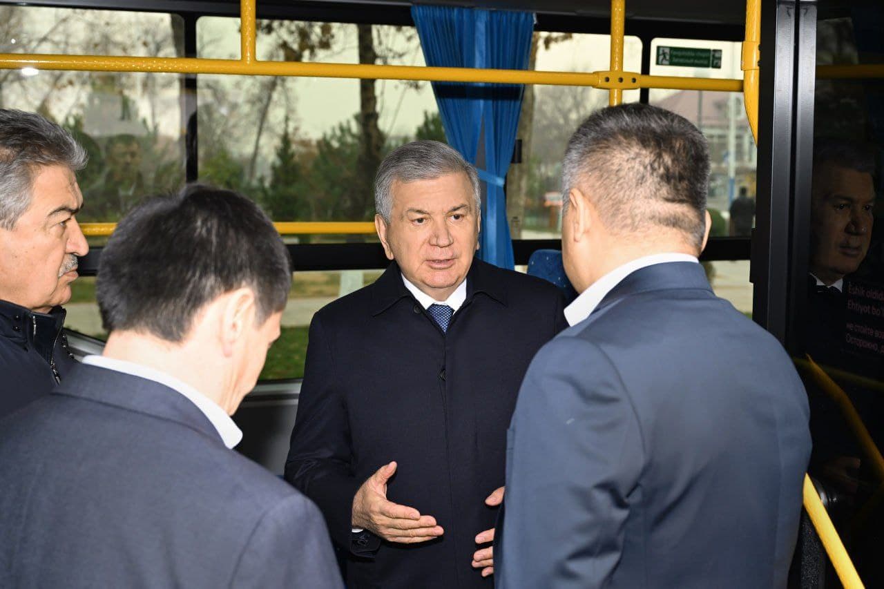 Prezident Shavkat Mirziyoyev Guliston shahri jamoat transporti infratuzilmasini takomillashtirish maqsadida olib kelingan zamonaviy avtobuslar taqdimoti bilan tanishdi.