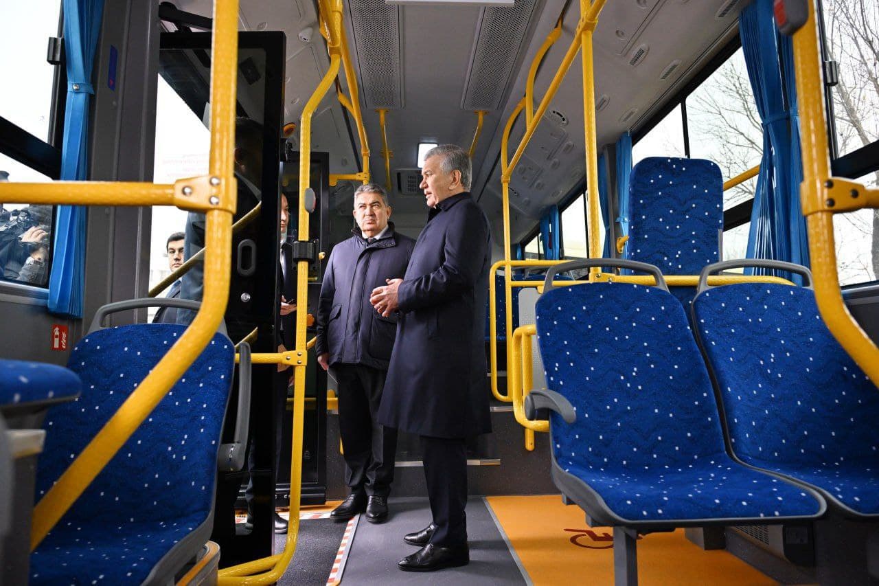Prezident Shavkat Mirziyoyev Guliston shahri jamoat transporti infratuzilmasini takomillashtirish maqsadida olib kelingan zamonaviy avtobuslar taqdimoti bilan tanishdi.