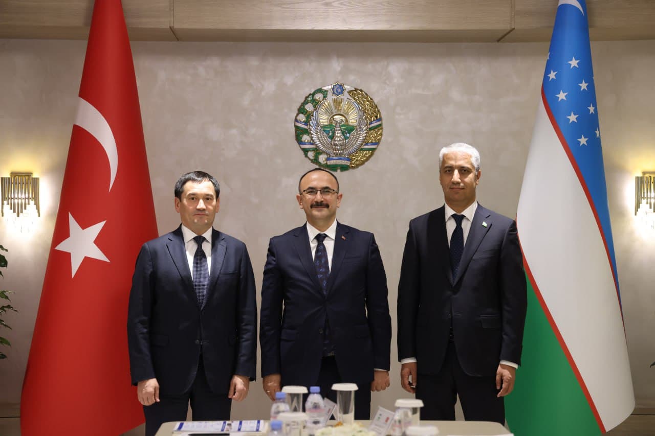 Министр транспорта встретился с председателем Главного управления автомобильных дорог Турции