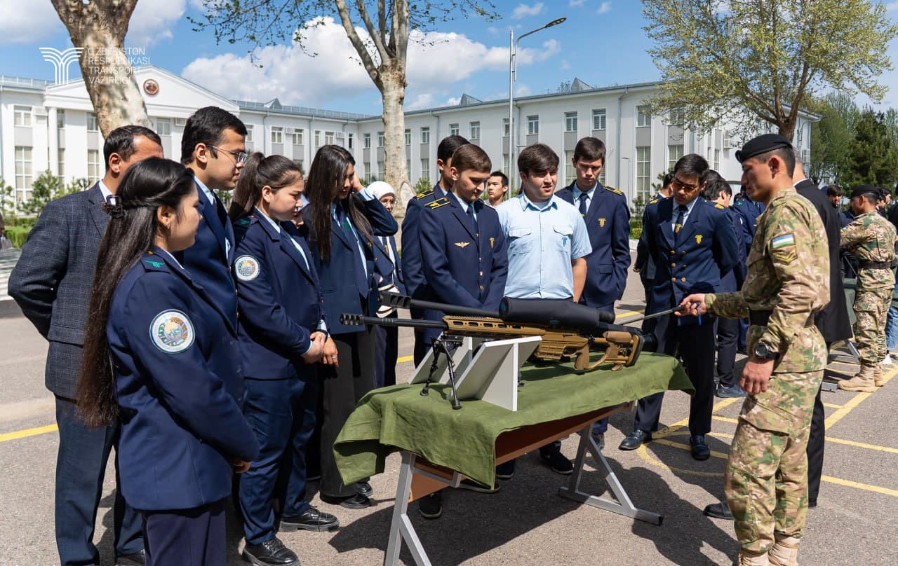 Юные транспортники познакомились с жизнью военнослужащих