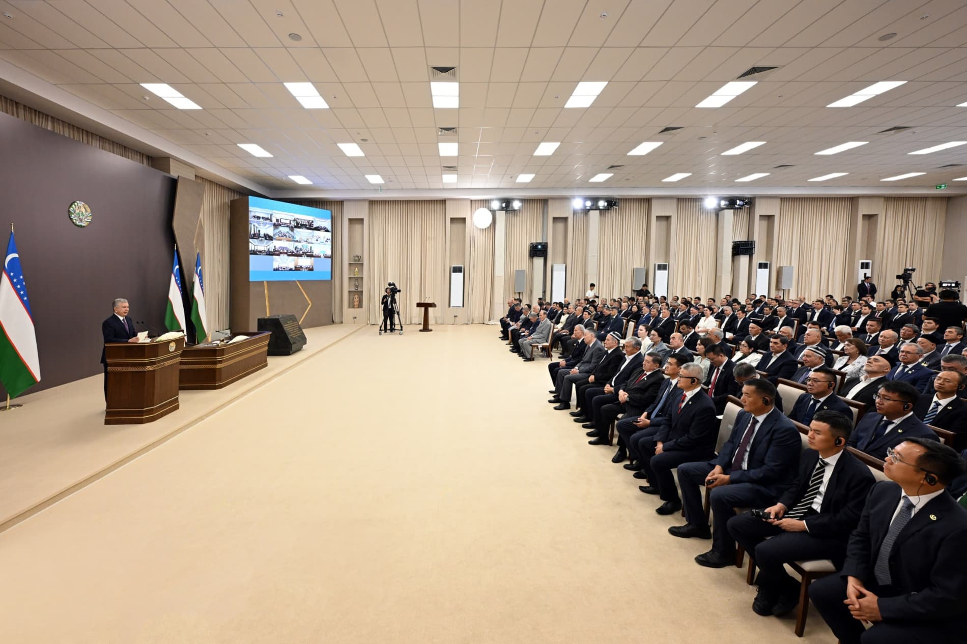 Президент Шавкат Мирзиёев Ўрта Чирчиқ туманида Тошкент – Самарқанд йўналишидаги янги автомобиль йўли қурилишига тамал тоши қўйди