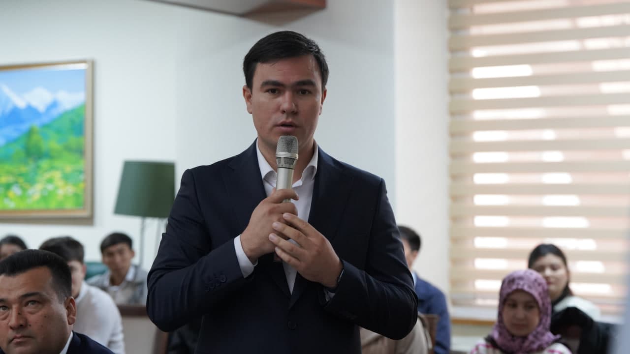 Yoshlar kuni: Milliy universitetda bitiruvchi yoshlar bilan ochiq muloqot va mehnat yarmarkasi tashkil etildi