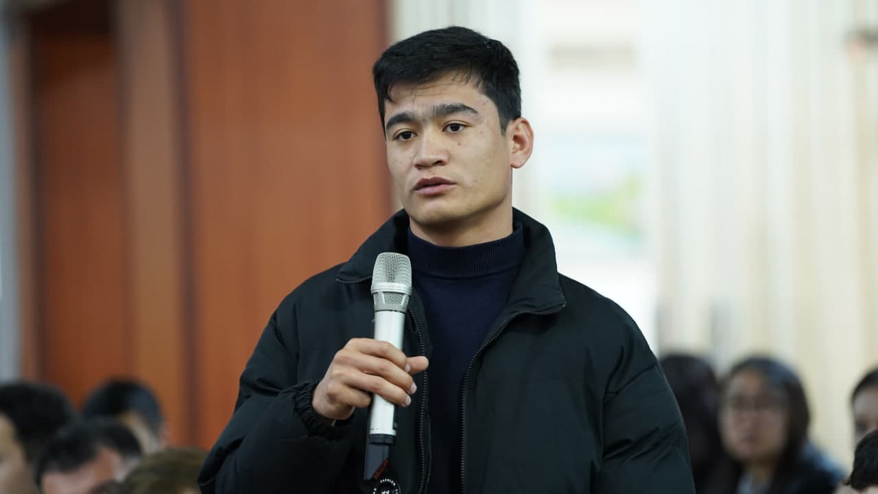 Yoshlar kuni: Milliy universitetda bitiruvchi yoshlar bilan ochiq muloqot va mehnat yarmarkasi tashkil etildi