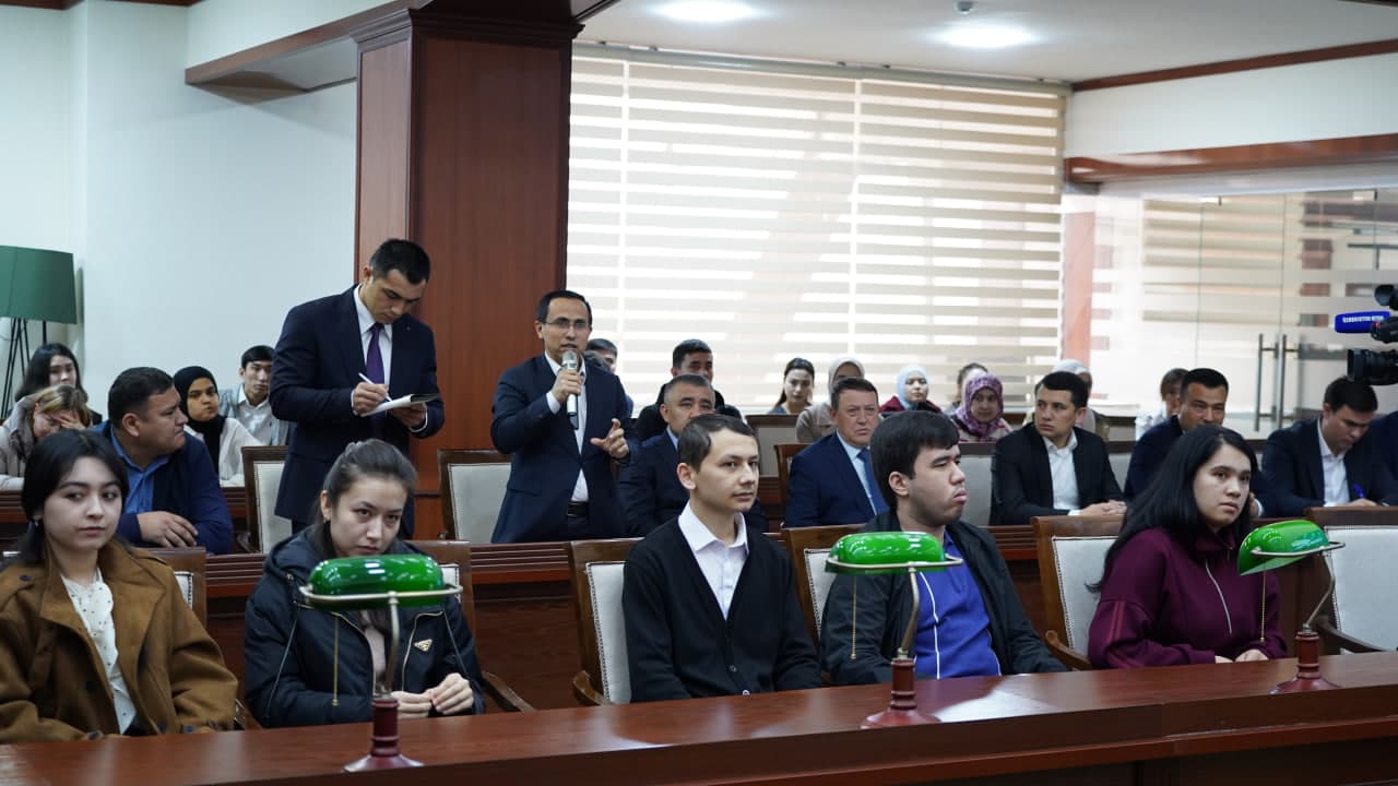 Yoshlar kuni: Milliy universitetda bitiruvchi yoshlar bilan ochiq muloqot va mehnat yarmarkasi tashkil etildi