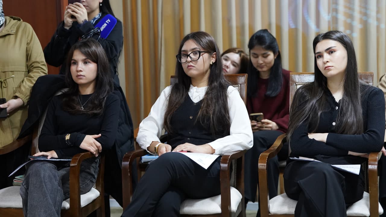 Yoshlar kuni: Milliy universitetda bitiruvchi yoshlar bilan ochiq muloqot va mehnat yarmarkasi tashkil etildi