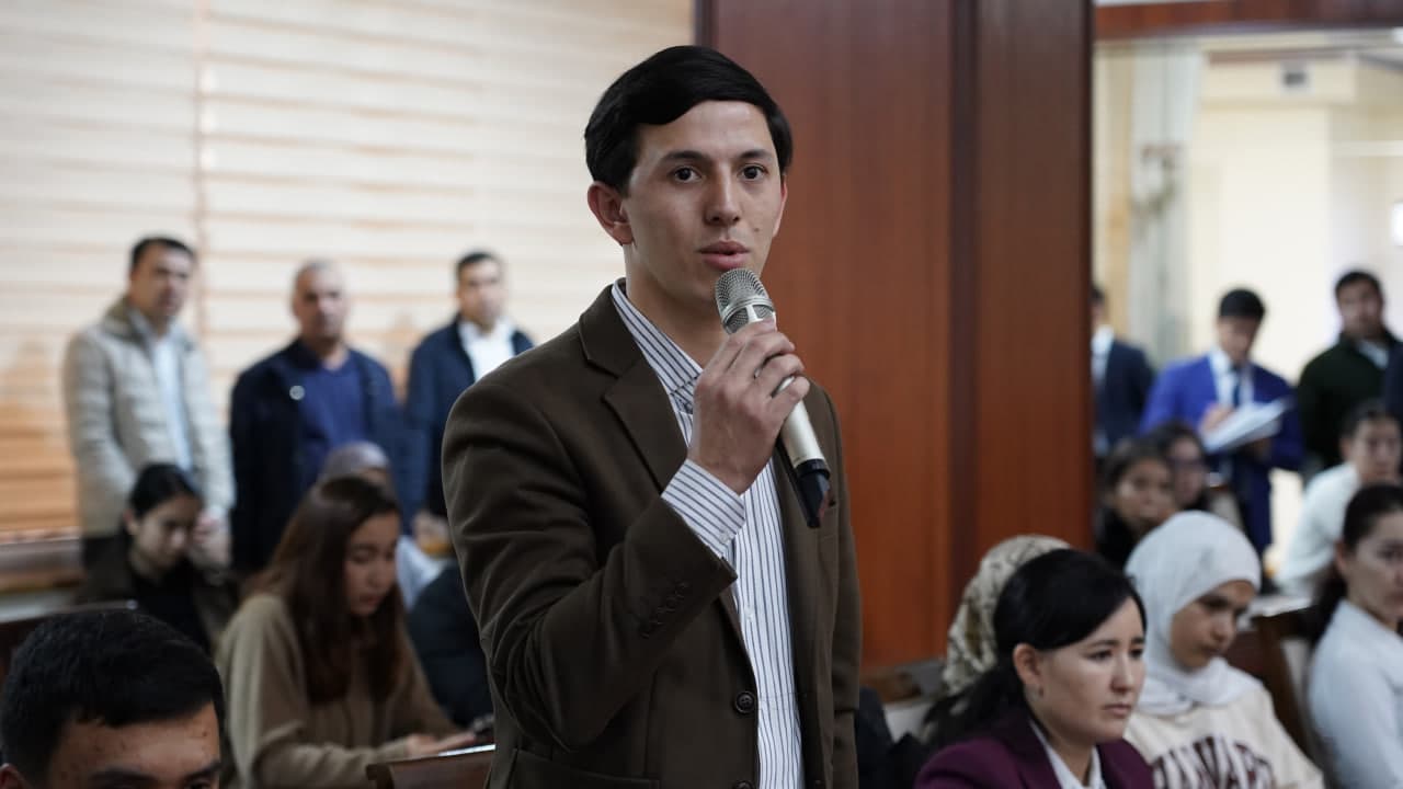 Yoshlar kuni: Milliy universitetda bitiruvchi yoshlar bilan ochiq muloqot va mehnat yarmarkasi tashkil etildi