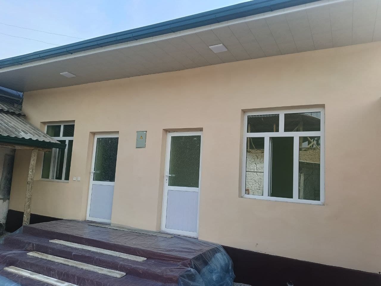 Bir tadbirkor 12 ta uy qurib berib, ehtiyojmand oilalarga bir umrlik quvonch hadya qildi