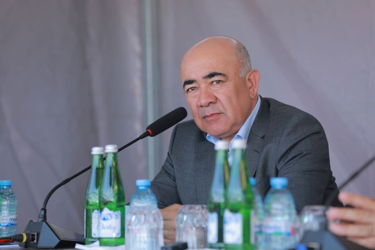 Taraqiyot relslari: “Nurafshon – Piskent – Bo‘ka – Bekobod – Boyovut – Yangiyer” yo‘nalishida yangi elektrlashtirilgan temir yo‘l liniyasi qurilishiga start berildi Kirilcha ruscha va ingilizchaga tarjima qilib ber