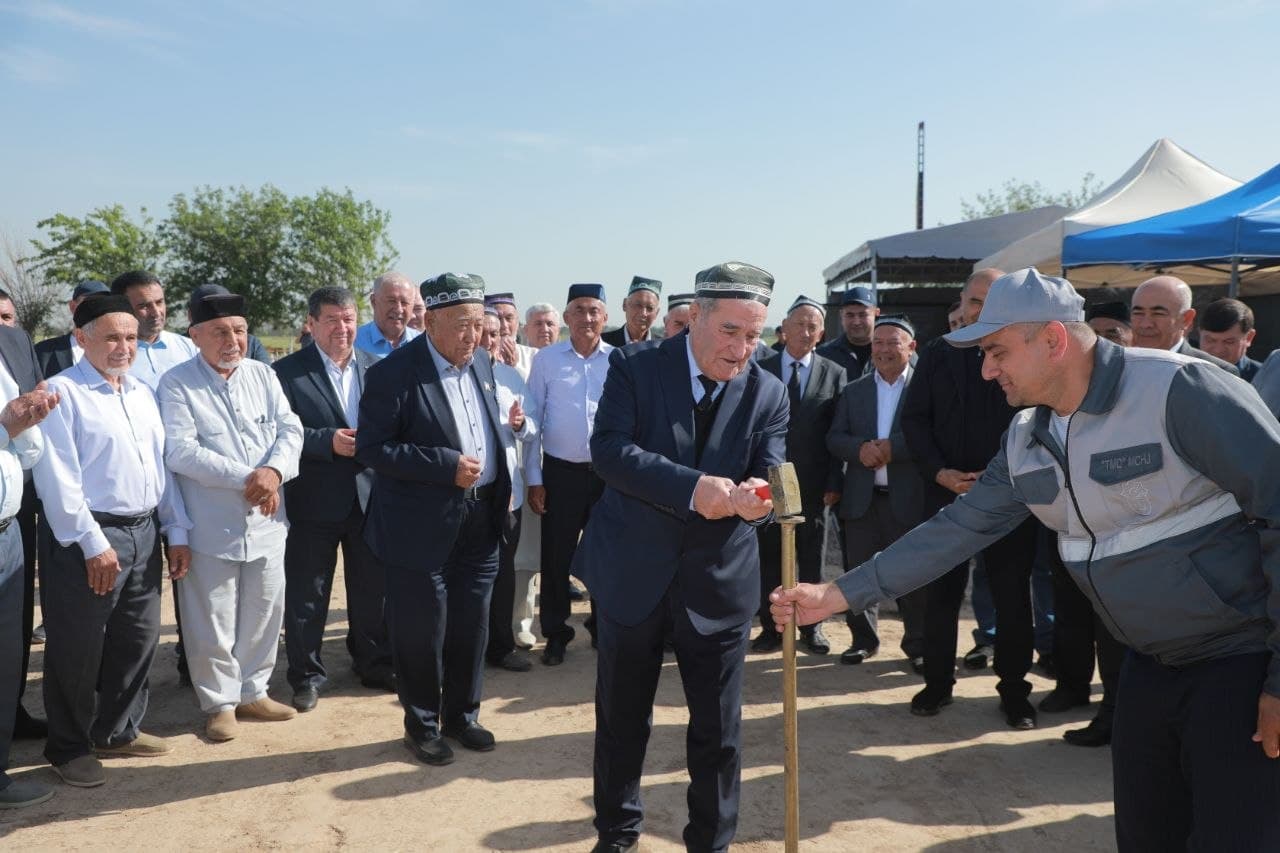 Taraqiyot relslari: “Nurafshon – Piskent – Bo‘ka – Bekobod – Boyovut – Yangiyer” yo‘nalishida yangi elektrlashtirilgan temir yo‘l liniyasi qurilishiga start berildi Kirilcha ruscha va ingilizchaga tarjima qilib ber