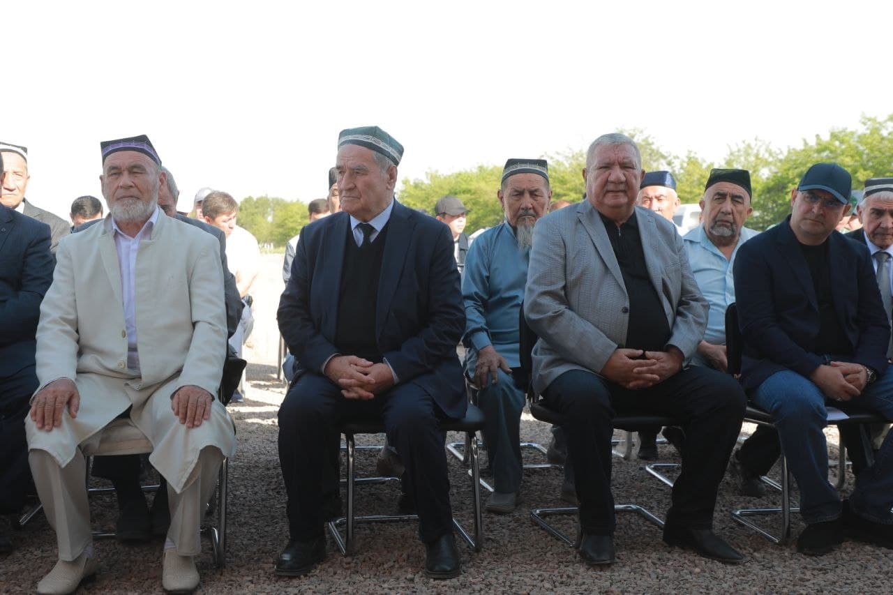 Taraqiyot relslari: “Nurafshon – Piskent – Bo‘ka – Bekobod – Boyovut – Yangiyer” yo‘nalishida yangi elektrlashtirilgan temir yo‘l liniyasi qurilishiga start berildi Kirilcha ruscha va ingilizchaga tarjima qilib ber