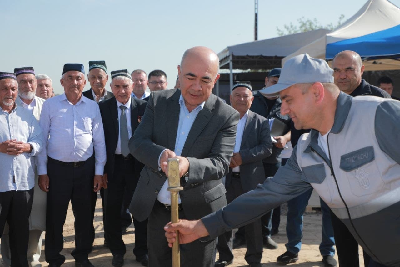 Taraqiyot relslari: “Nurafshon – Piskent – Bo‘ka – Bekobod – Boyovut – Yangiyer” yo‘nalishida yangi elektrlashtirilgan temir yo‘l liniyasi qurilishiga start berildi Kirilcha ruscha va ingilizchaga tarjima qilib ber