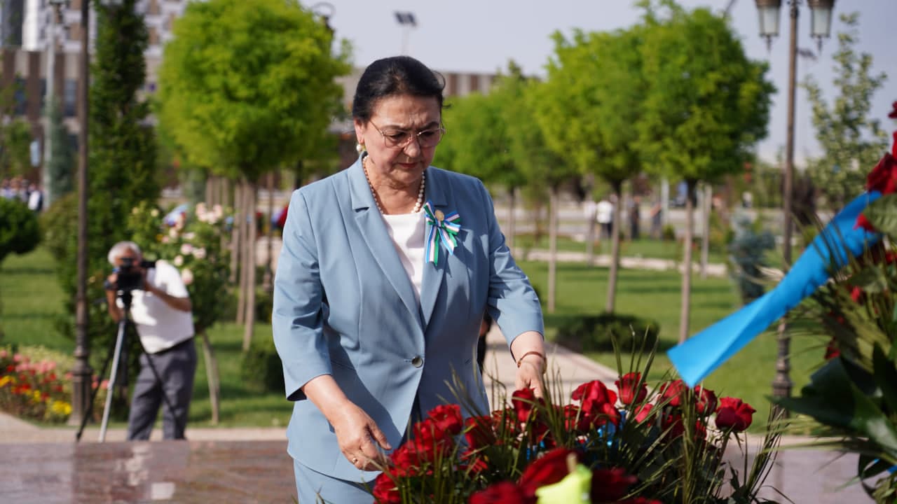 Azizlar xotirasiga ehtirom — Nurafshon shahrida "Matonat madhiyasi" yodgorlik majmuasiga gulchambarlar qo‘yildi